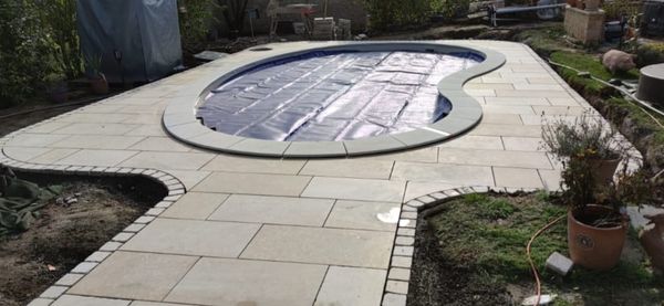 Pool Randplatten und Natursteinbelag