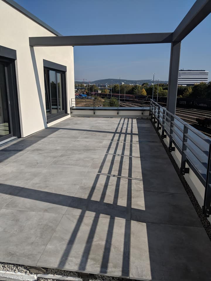 Dachterrassen mit Platten auf Drainageestrich verlegt