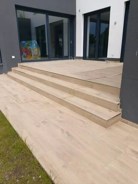 Terrasse mit Drainagbeton und Stufen mit Drainageplatten darauf Holzoptik Fliesen