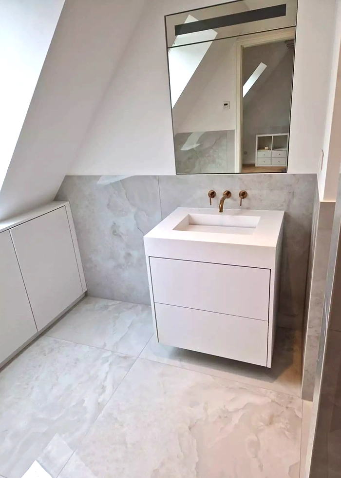 Ein Badezimmer mit Waschbecken