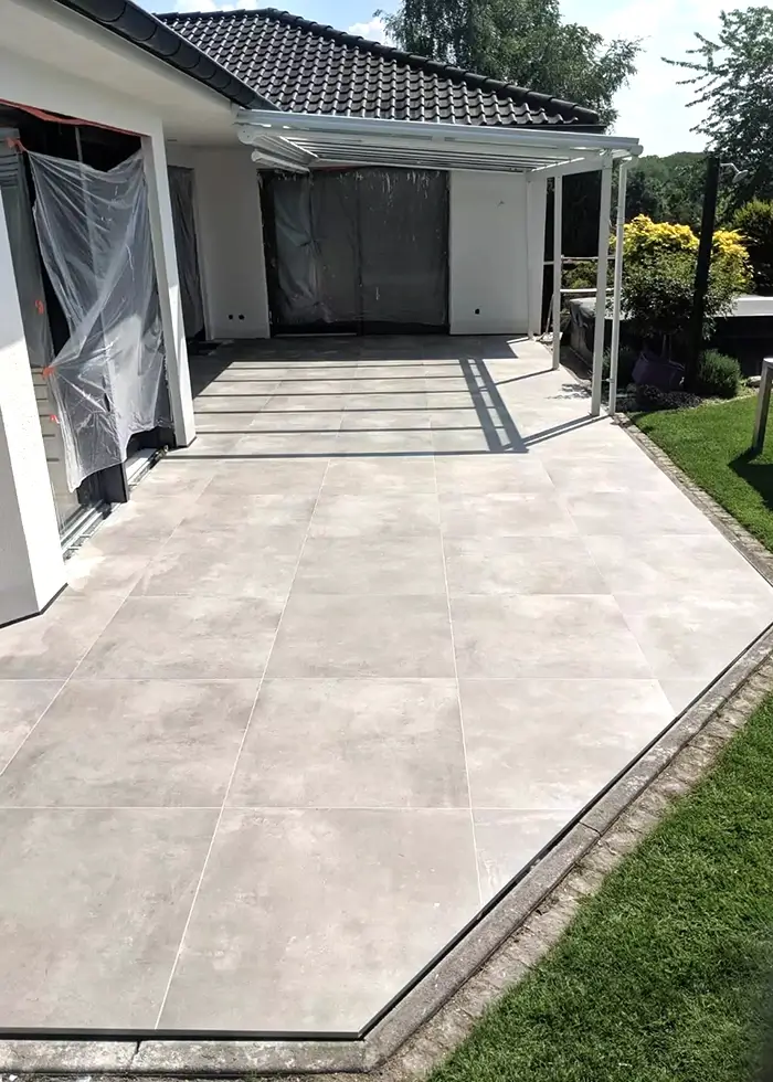 Große Terrasse mit braunen Fliesen