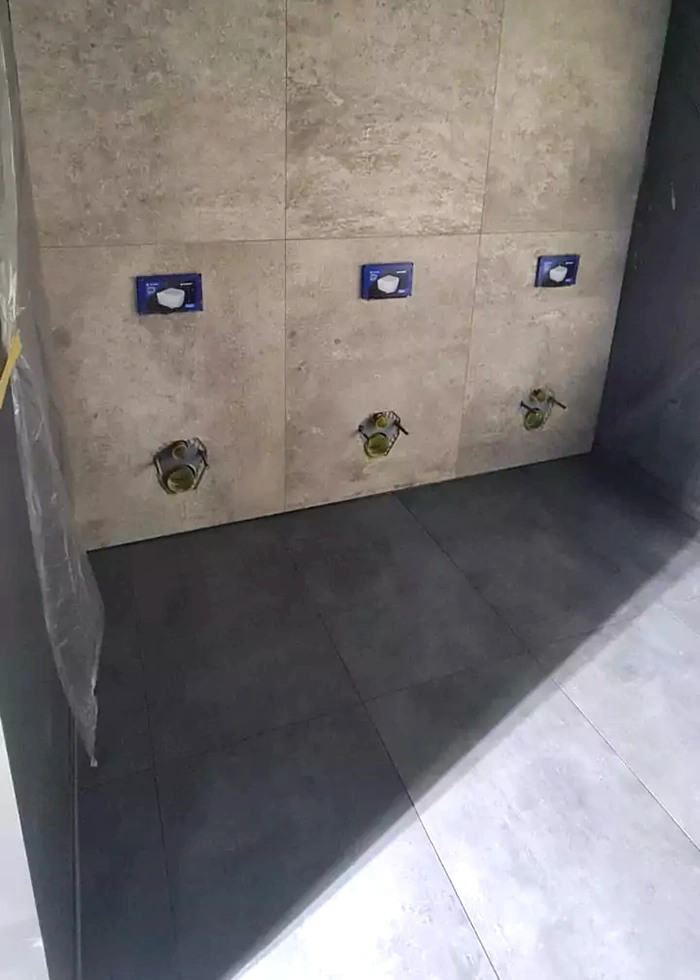 Ein Badezimmer mit Wasseranschlüssen