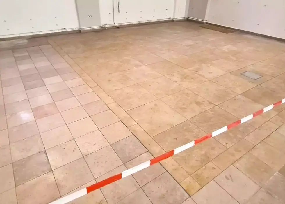 Bodenfliesen wurde in auf einem Garagenboden in beige verlegt