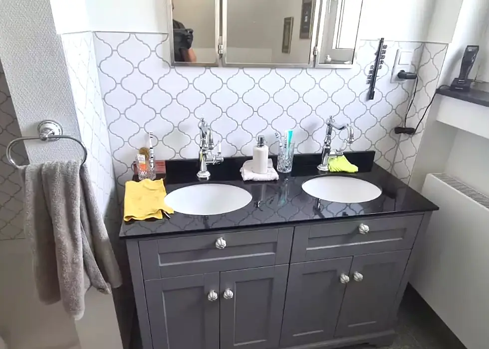 Das Badezimmer hat einen Spültisch mit zwei Becken.