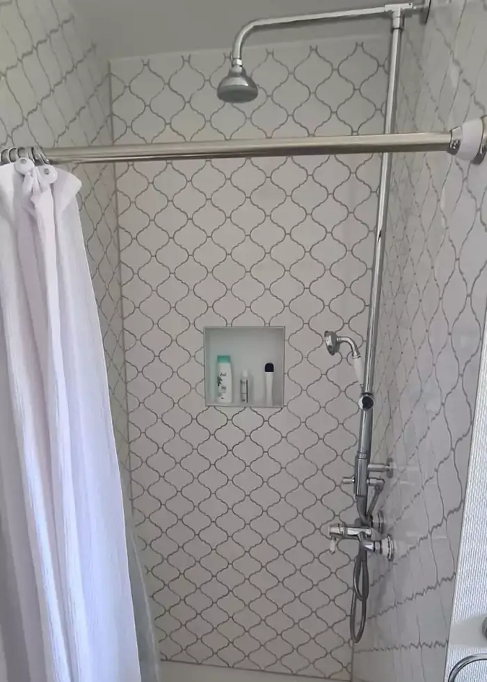 Sanierte Dusche mit weißen Fliesen