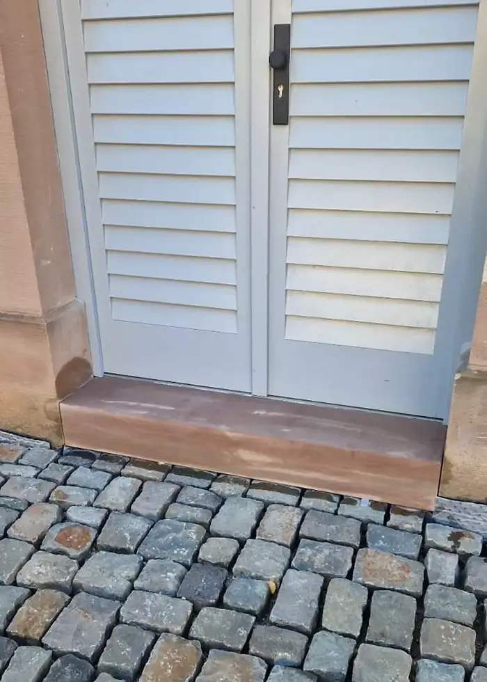 Vor der Terrassentür wurden schöne alte Pflastersteine verlegt
