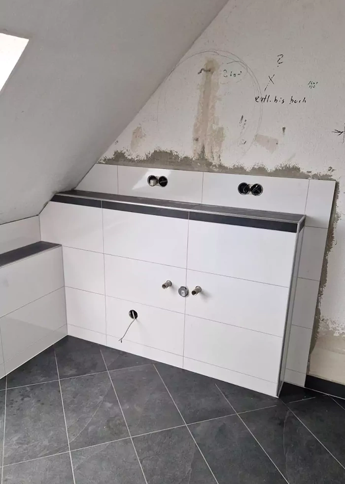 Ein Badezimmer mit Wasseranschlüssen