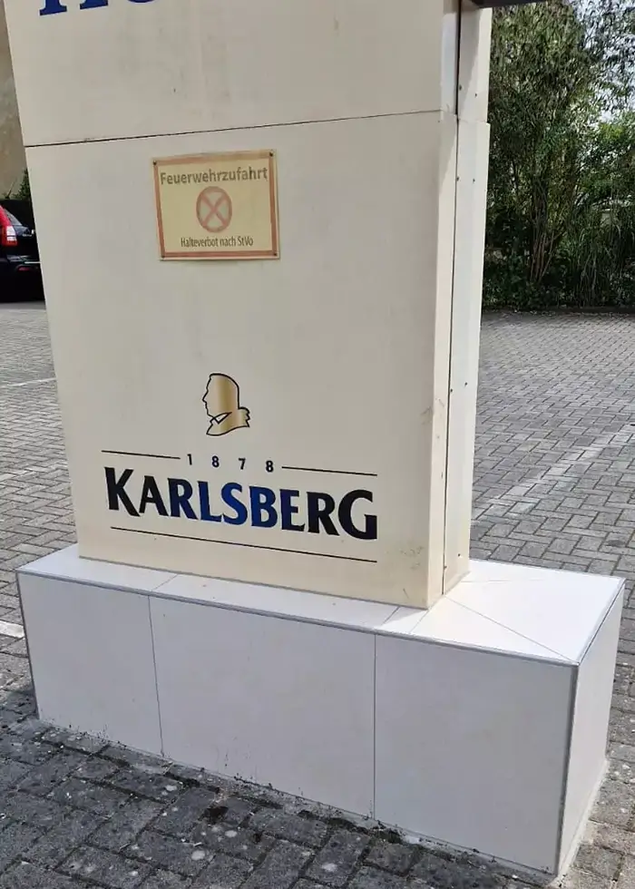 Karlsberg Werbetafel steht auf einem Fliesensockel