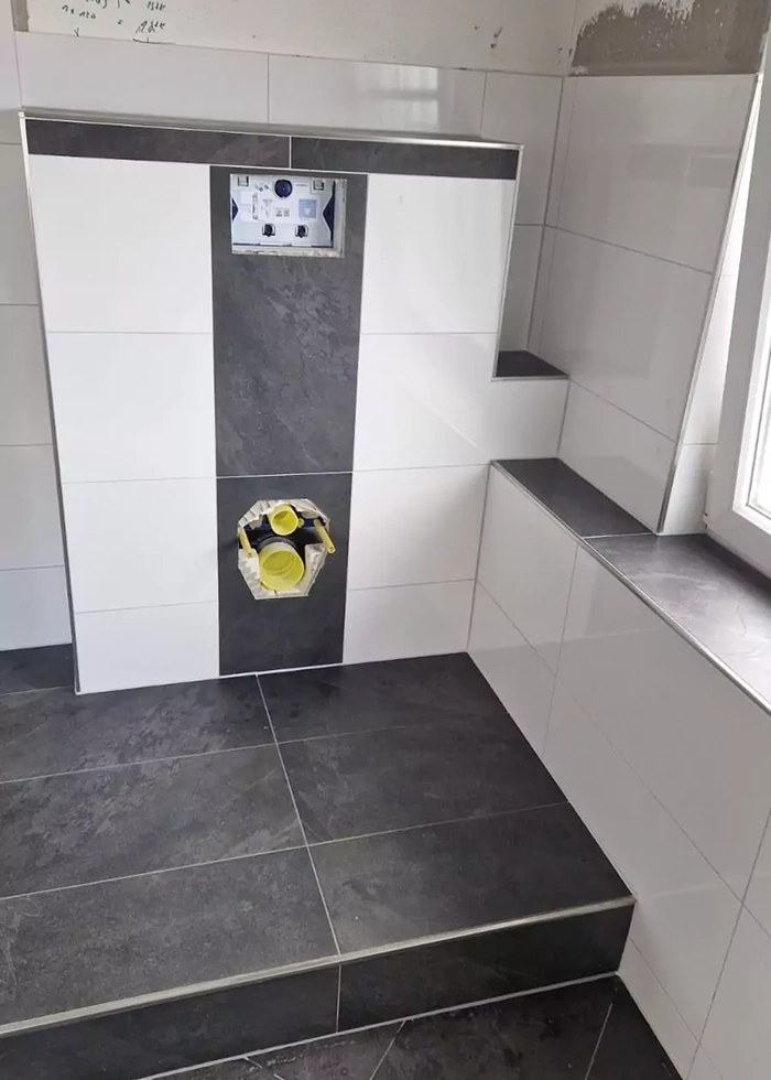 Ein Badezimmer mit Toilettenanschluss