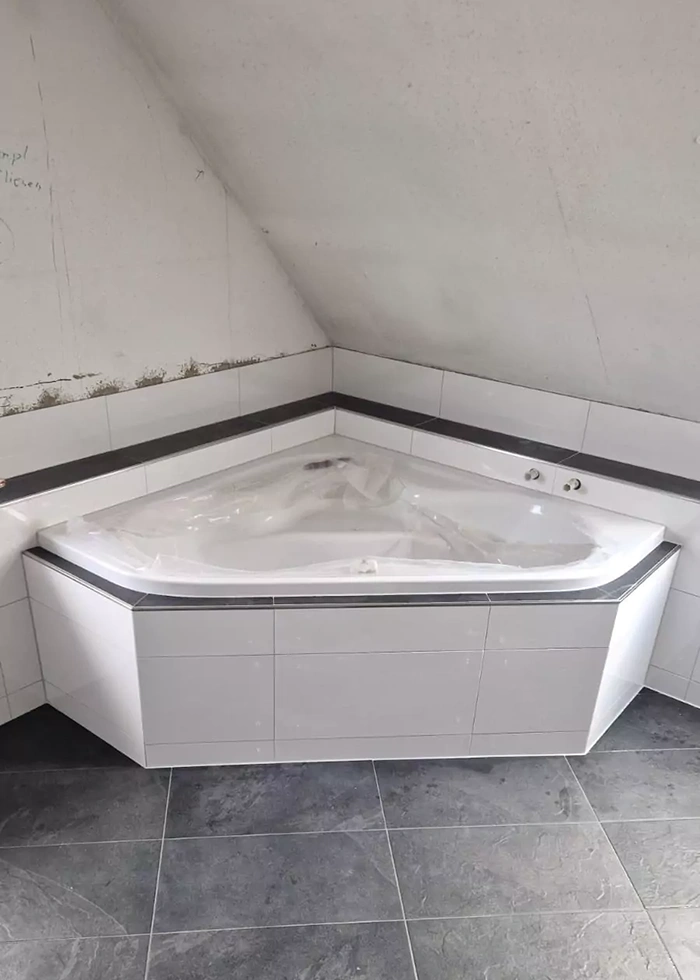 Ein Badezimmer mit Eck-Badewanne